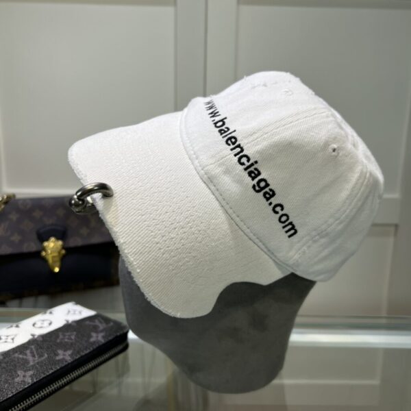 desc_balenciaga-embroideredlogo-sixpanel-cap_1