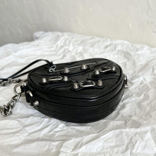 desc_balenciaga-le-cagole-heart-mini-bag-in-black1612745cm_5