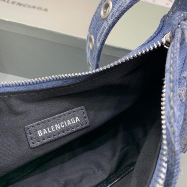 desc_balenciaga-le-cagole-xs-shoulder-bag-bb-monogram-bleached-denim-in-blue--26126cm_4