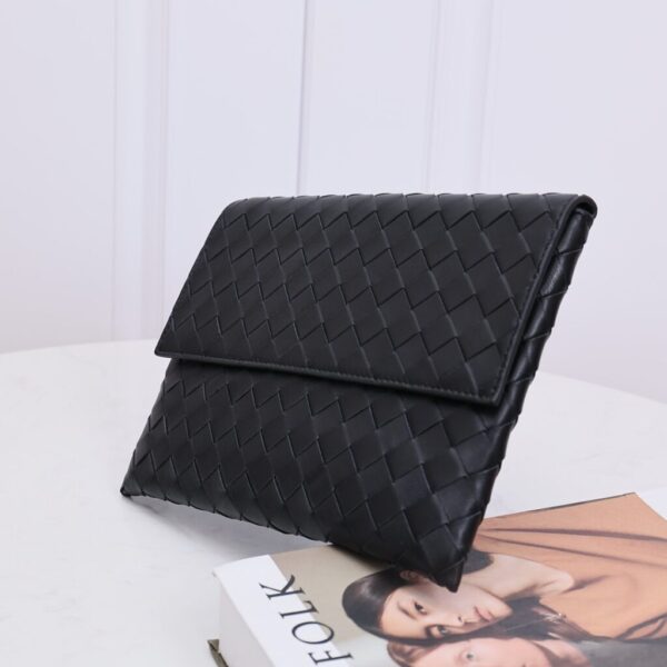 desc_bottega-veneta-flap-pouch_1