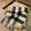 desc_burberry-check-cashmere-reversible-scarf_1