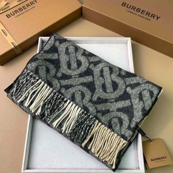 desc_burberry-check-cashmere-reversible-scarf_2