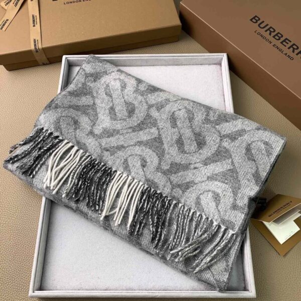 desc_burberry-check-cashmere-reversible-scarf_2