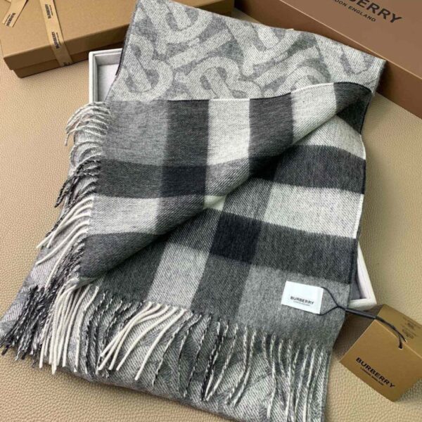 desc_burberry-check-cashmere-reversible-scarf_6