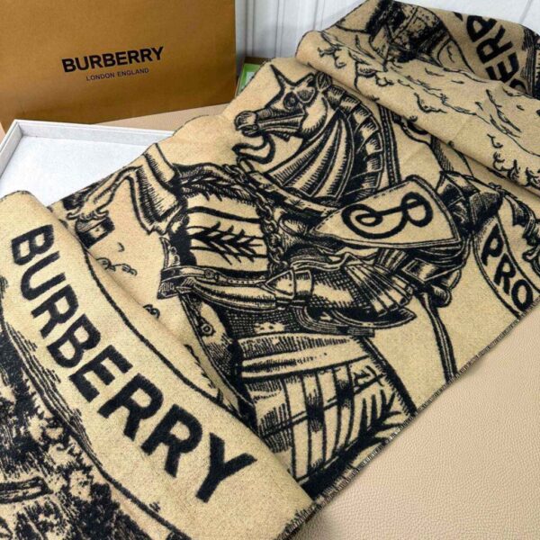 desc_burberry-ekd-cashmere-reversible-scarf_4