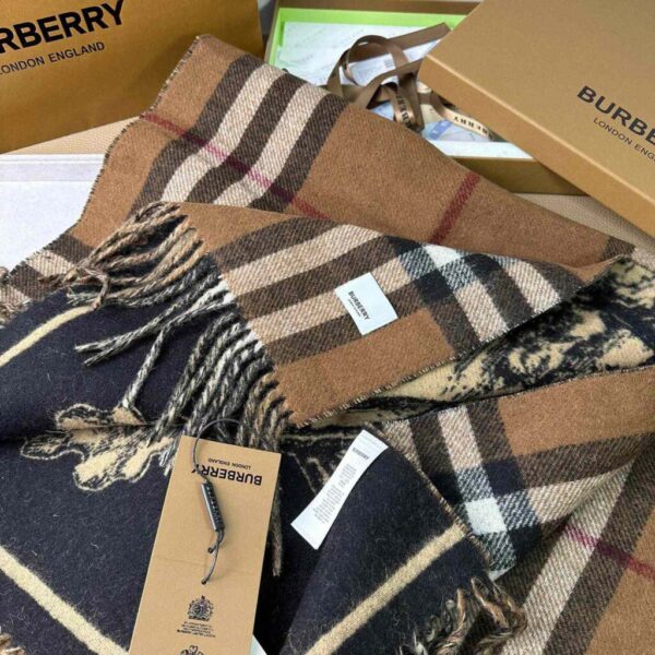 desc_burberry-ekd-cashmere-reversible-scarf_6