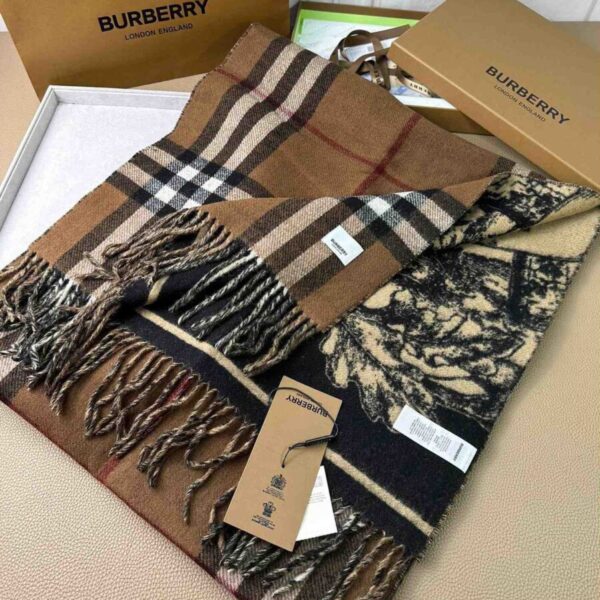 desc_burberry-ekd-cashmere-reversible-scarf_7