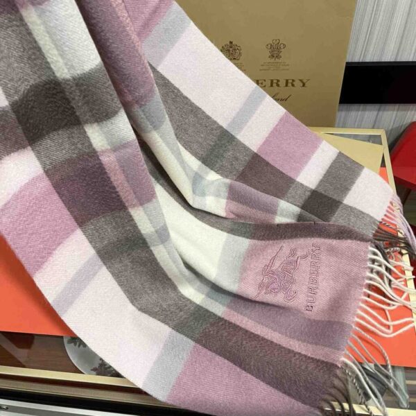 desc_burberry-wool-scarf_2