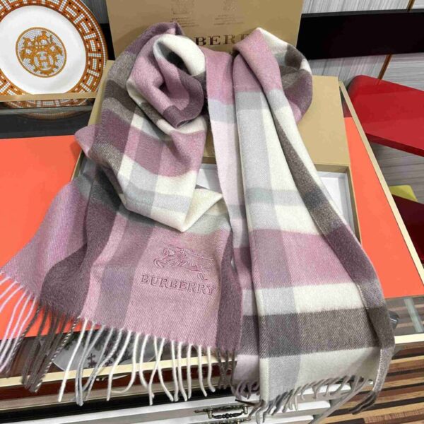 desc_burberry-wool-scarf_3