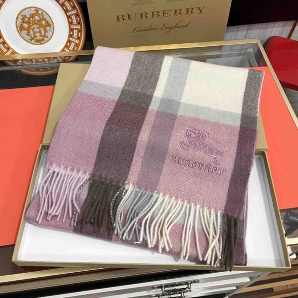 desc_burberry-wool-scarf_7