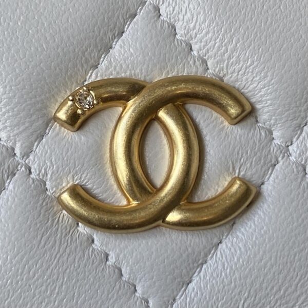 desc_chanel-flap-phone-holder-with-chain_4