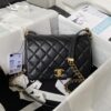 desc_chanel-small-flap-bag_0