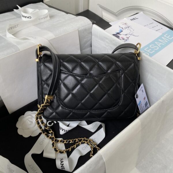 desc_chanel-small-flap-bag_3