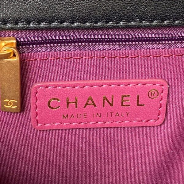 desc_chanel-small-flap-bag_4