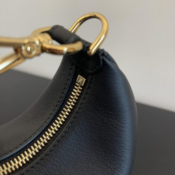 desc_fendi-nano-fendigraphy-black-leather-charm-165145cm_2