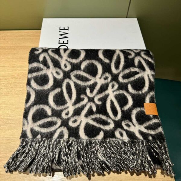 desc_loewe-anagram-scarf-in-alpaca-and-wool_4