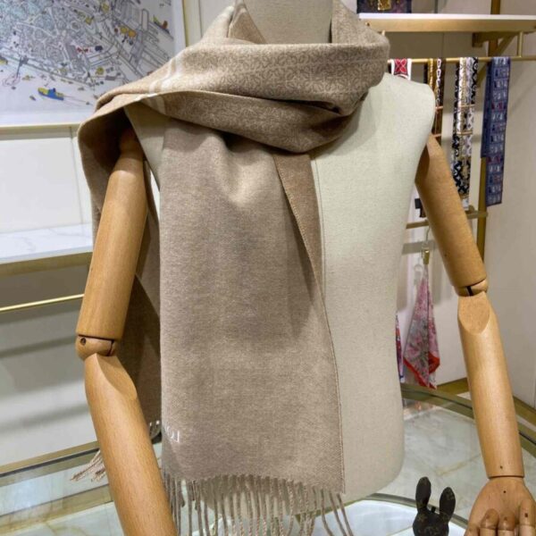 desc_loewe-scarf-in-wool-and-cashmere_4