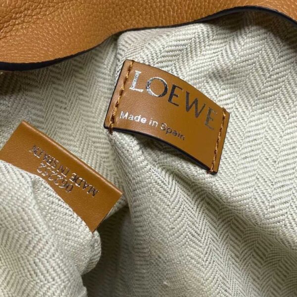 desc_loewe-t-pouch-in-grained-calfskin_0