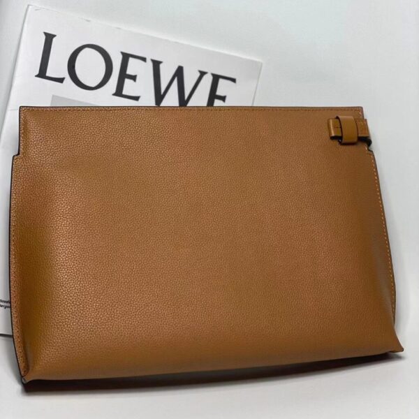 desc_loewe-t-pouch-in-grained-calfskin_4