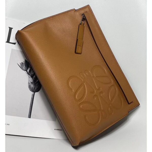 desc_loewe-t-pouch-in-grained-calfskin_5