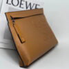 desc_loewe-t-pouch-in-grained-calfskin_6