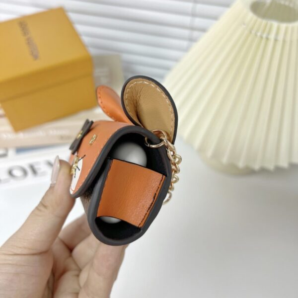 desc_louis-vuitton-cat-earpods-case--gi0862_5