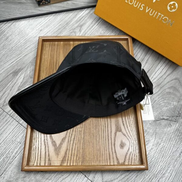 desc_louis-vuitton-monoragm-cap_1