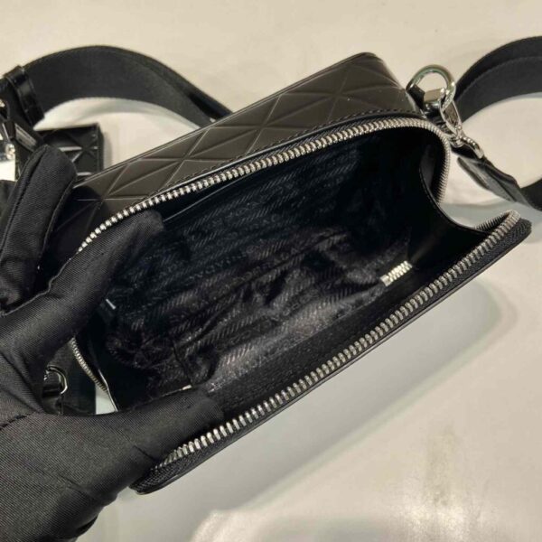 desc_prada-brique-brushed-leather-bag-with-triangle-motif_6