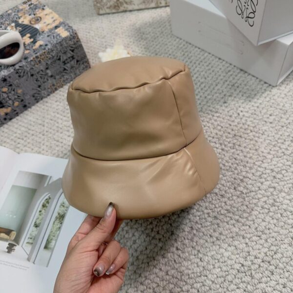 desc_prada-enamelledlogo-leather-bucket-hat_2