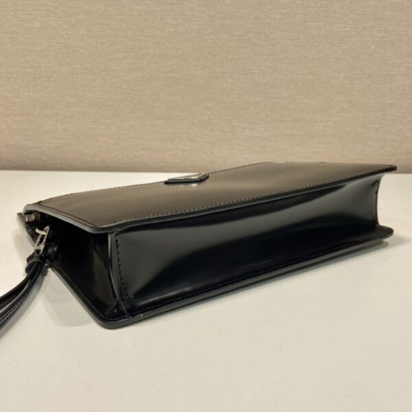 desc_prada-saffiano-leather-pouch_2